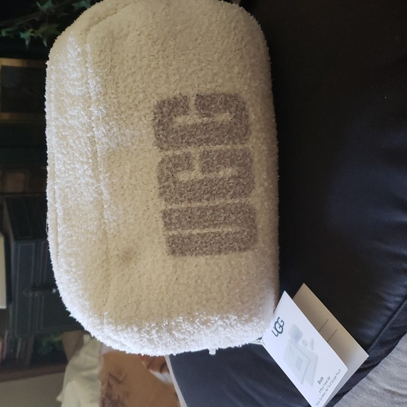 UGG Cream Sherpa Accent Pouch - Picture 1 of 4
